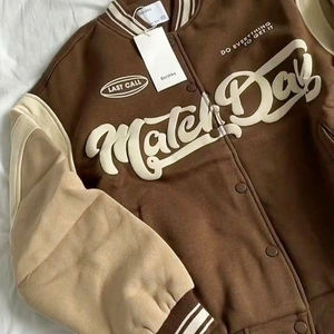 Chaquetas universitarias elegantes con parches de letras llamativas y diseño bicolor, hechas con tela suave, perfectas para looks urbanos a la moda. - Product Image 5