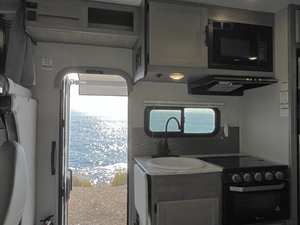 Autocaravana de lujo Coach Men C ross Trail 23XG blanca de 2022 para 4-6 personas, Euro 5, piso acrílico de 2.35m, microondas. - Product Image 4