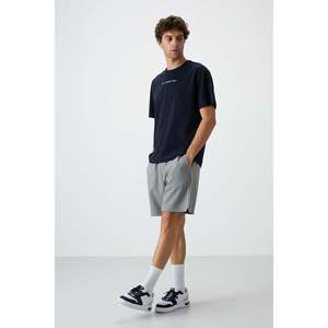 เสื้อยืดคอตตอนทรงโอเวอร์ไซส์สีน้ำเงินกรมท่าสำหรับผู้ชาย ยี่ห้อ Air Jones ผิวสัมผัสหนาพิเศษ พร้อมลายกราฟิก เหมาะสำหรับใส่ลำลอง - Product Image 3
