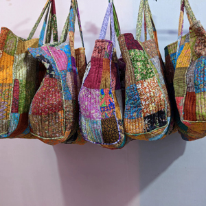 Sac à main vintage unisexe en cuir à motif seau avec fermeture ouverte en polyester Saree Patchwork pour faire du shopping épicerie pique-niques - Product Image 1