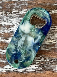 Ouvre-bouteille décoratif élégant en résine avec finition ornementale idéal pour les cadeaux pendant la pendaison de crémaillère et les événements spéciaux - Product Image 4