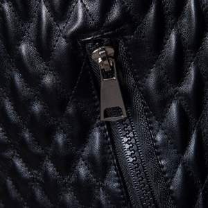 เสื้อแจ็คเก็ตหนังผู้ชายสั่งทำคุณภาพดีราคาสุดคุ้ม แฟชั่นฤดูหนาว ลายตัวอักษรเคลือบผิว ทอผ้า คอตั้ง ปักลาย ผลิตในปากีสถาน - Product Image 2