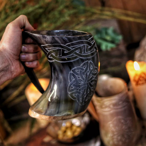 Mug en corne naturelle de haute qualité, fabriqué à la main, avec une surface polie et une poignée confortable, parfait pour boire, en provenance d'Inde - Product Image 1