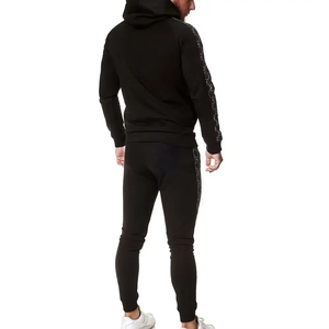 Survêtement imprimé designer noir pour hommes avec sweat à capuche et joggers élégant Slim Fit deux pièces ensemble vêtements de sport poches zippées - Product Image 2