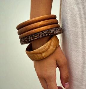 Ensemble de bracelets en bois imperméables avec design personnalisé pour femmes de tous âges, pour cadeaux d'affaires et événements festifs - Product Image 3