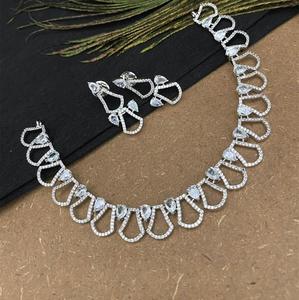 Beau ton argent d'excellente qualité avec collier en pierre AD serti de boucles d'oreilles pour femmes et filles vêtements de mariage - Product Image 4