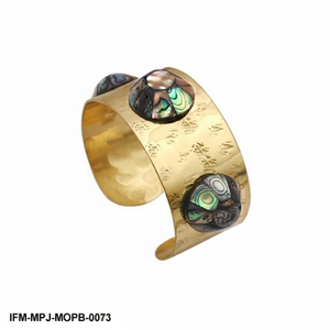 Brazalete de Latón Dorado con Incrustaciones de Madreperla y Concha de Abulón, Joyería Bohemia, Regalo para Ella - Product Image 1