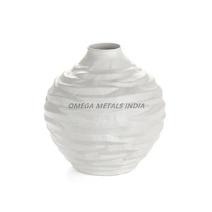 Jarrón redondo de metal con textura blanca única con patrón de ondas artísticas, acento decorativo moderno para el hogar, la Oficina y los interiores de lujo - Product Image 1