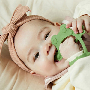 Anneau de dentition pour bébé en forme d'ours en silicone platine Anneau de dentition attaché au poignet de qualité alimentaire pour les petits adultes! - Product Image 5