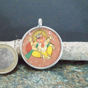 Pendentif Ganesha en argent 925 peint à la main sur verre avec cadre en argent pour mariages et fiançailles - Product Image 1