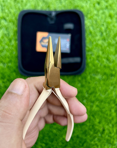 Saaqaans Enterprises Pince professionnelle d'extension de cheveux de nez plat Logo personnalisé Beige or acier inoxydable de qualité chirurgicale - Product Image 3