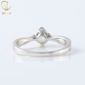 Dazzling Twisted 0.5CT Round Cut Moissanite Solitaire con anillo de compromiso acentuado, anillo de dos tonos de oro rosa sólido de 14K - Product Image 4