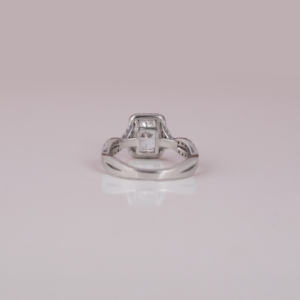 Radiant คัทแลปแหวนหมั้น18KT ฝังเพชรแบบฮาโลสไตล์อินเทรนด์ประดับเพชรแบบไม่ขัดกัน - Product Image 4