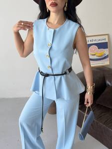 Ensemble tailleur femme bleu clair sans manches avec détail boutonné et pantalon large – Tenue élégante pour le printemps - Product Image 6