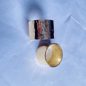 Anillos para Servilletas de Latón de Alta Calidad con Diseño Martillado - Estilo Americano, Duraderos, Ecológicos, para Mesa de Comedor - Product Image 1
