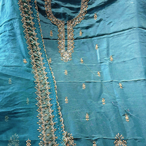 Costumes de fête en soie brodés à la main non cousus de créateur moderne pour femmes Style indien tendance pour les fêtes traditionnelles - Product Image 1