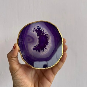 Sous-verre en agate violette avec finition plaquée or polie, design gravé, pierre naturelle du Gujarat - Décoration d'intérieur - Product Image 3