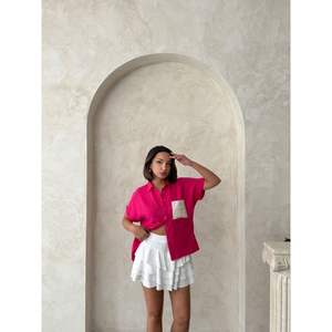 Blusa de Lino Crudo Fucsia para Mujer Topshow con Apliques de Bolsillo, Venta al Por Mayor - Product Image 3