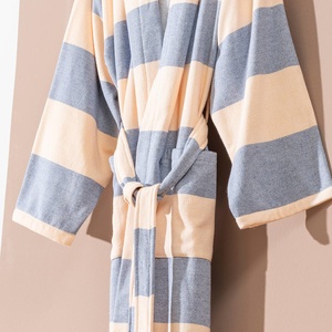 เสื้อคลุมอาบน้ำลายทางสไตล์ตุรกีแบบมีฮู้ด สีฟ้าและสีพีช - Product Image 3
