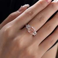 Anillo de Tres Piedras con Diamante Cultivado en Laboratorio de Color Rosa Intenso de 3.00CT, Corte Cojín, Certificado IGI, en Oro Blanco y Rosa de 14K para Mujer