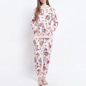 Ventes en gros de survêtements pour femmes d'hiver respirants et personnalisés, ensemble d'entraînement de haute qualité fabriqué au Pakistan - Product Image 1