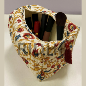 Sac de voyage grand format style vintage Sangria Rouge, écologique, en coton imprimé au bloc, matelassé, réutilisable, léger et durable - Product Image 5