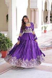 Conjunto Lehenga Choli de Calidad Premium en Dorado con Bordado Multihilo y Lentejuelas Zari para Mujeres, Ideal para Ocasiones Especiales - Product Image 4