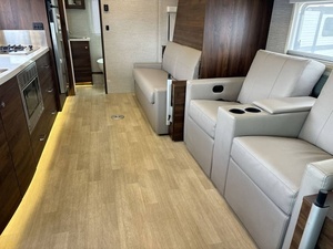 Vendedor Verificado de W-i-n-n-e-b-a-g-o N-a-v-i-o-n 24D Usado del 2023, Listo para Viajar - Product Image 2