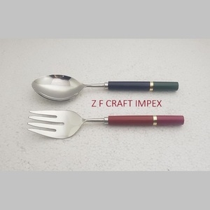 Cuillères de service à salade en acier inoxydable plaqué or avec poignée en résine incrustée de laiton bicolore Nouveaux outils de serveur à salade de conception tendance - Product Image 2