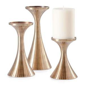 Candelabro de Hierro Forjado para Ofrendas, Construcción Resistente y Duradera con un Encanto Rústico y Audaz Iluminado por Velas - Product Image 1