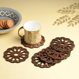 Posavasos de madera con diseño de mandala grabado y soporte, un hermoso juego de madera clara, disponible a precios de mayoreo. - Product Image 3