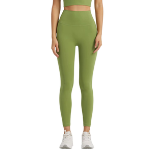 Ensemble de yoga deux pièces pour femme – Tenue de sport ajustée avec logo frontal, respirante en Spandex/Nylon – Vêtements de sport haut de gamme - Product Image 5
