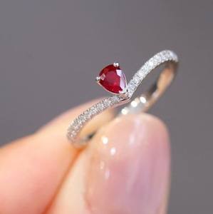 Bague pour femme classique en argent 925 avec perle d'eau douce en forme de larme, moissanite rouge sang de pigeon, sertie à griffes plaquées argent - Product Image 2