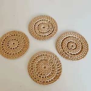 Posavasos de ratán trenzado elegante, perfecto para emparejar con manteles de lino y vajilla de madera - Product Image 3