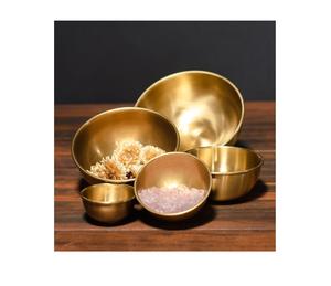 Tazón de servicio de latón de diseñador para una elegante mesa de comedor con un lujoso acabado dorado y una composición de metal altamente duradera - Product Image 2