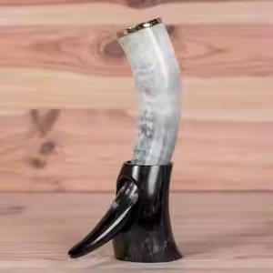 Corne à boire avec support de corne assorti Idéal pour l'hydromel et la bière Parfait pour la décoration nordique Cadeaux historiques et jeux de rôle médiévaux - Product Image 3