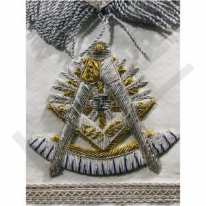 Tablier de Maître Maçon de la Franc-Maçonnerie avec l'Œil Tout-Voyant et les Deux Piliers, brodé à la main en fil d'or, en cuir d'agneau blanc - Product Image 4