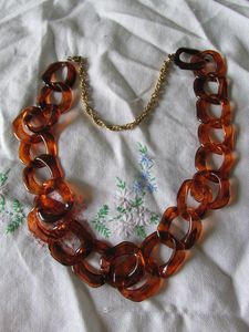 Collar minimalista de resina con incrustaciones de concha - Product Image 3