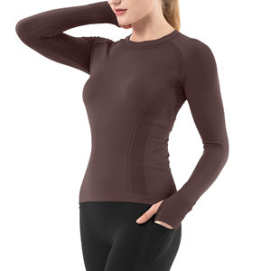 Vente en gros de hauts de yoga et de course à pied pour femmes, logo personnalisé, coupe ajustée, respirant, évacuant l'humidité, tissu doux, haute qualité - Product Image 4