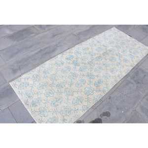 Alfombra Turca de 2.7x6.8 pies, Alfombra Vintage, Alfombra Marroquí Azul y Blanca - Product Image 3
