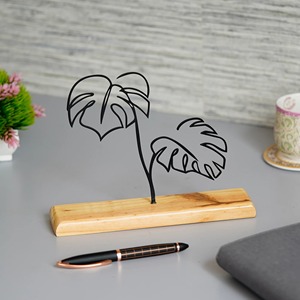 Sculpture de feuille en métal noir de designer sur base en bois L'accent de table élégant ajoute une touche artistique organique à n'importe quelle pièce - Product Image 1