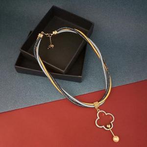 Collier plaqué urthn 3 tons 1112004A Accessoire à la mode et accrocheur - Product Image 1