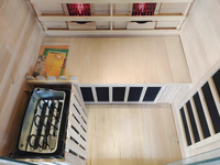 Suite de sauna extérieur au design moderne avec bois de cèdre rouge et refroidisseur intelligent pour la cryothérapie dans un jardin de villa de luxe haut de gamme