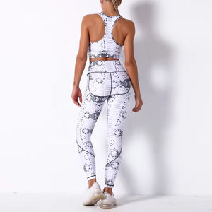 Ensemble de yoga pour femmes, jupe-short rouge, personnalisé, de haute qualité, sans couture, uni, 2 pièces, sans manches, taille élastique, vêtements de sport pour la salle de sport - Product Image 2