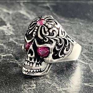 Anillo Gótico de Calavera Hecho a Mano para Hombre, Estilo Punk Bohemio Motero, Diseño Oxidado con Incrustaciones, Regalo Especial para Motociclistas y Amantes de la Guitarra - Product Image 3