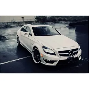 Impression sur toile de Mercedes CLS blanche Fida dans un parking pluvieux - Product Image 6