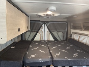 รถบ้าน Ram ProMaster พร้อมตู้เย็น เตียงนอน ห้องครัว ห้องน้ำ สีเทา สำหรับ 4-6 คน มาตรฐานยูโร 6 - Product Image 4