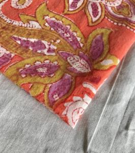 Tela de Algodón Estampada a Mano con Diseño Floral Paisley en Base Naranja y Púrpura Oliva |   Textil Étnico Indio - Product Image 2