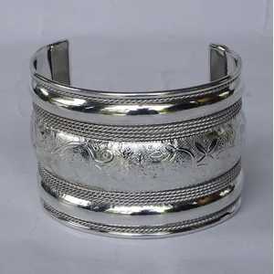 Elegante brazalete de latón de alta moda para mujer Accesorio de moda con diseño de piedra con cuentas - Product Image 3