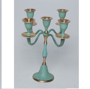 Bougeoir en métal à 5 bras gravé à la main au design créatif pour la décoration de mariage, de fête, d'hôtel, de restaurant - Product Image 1